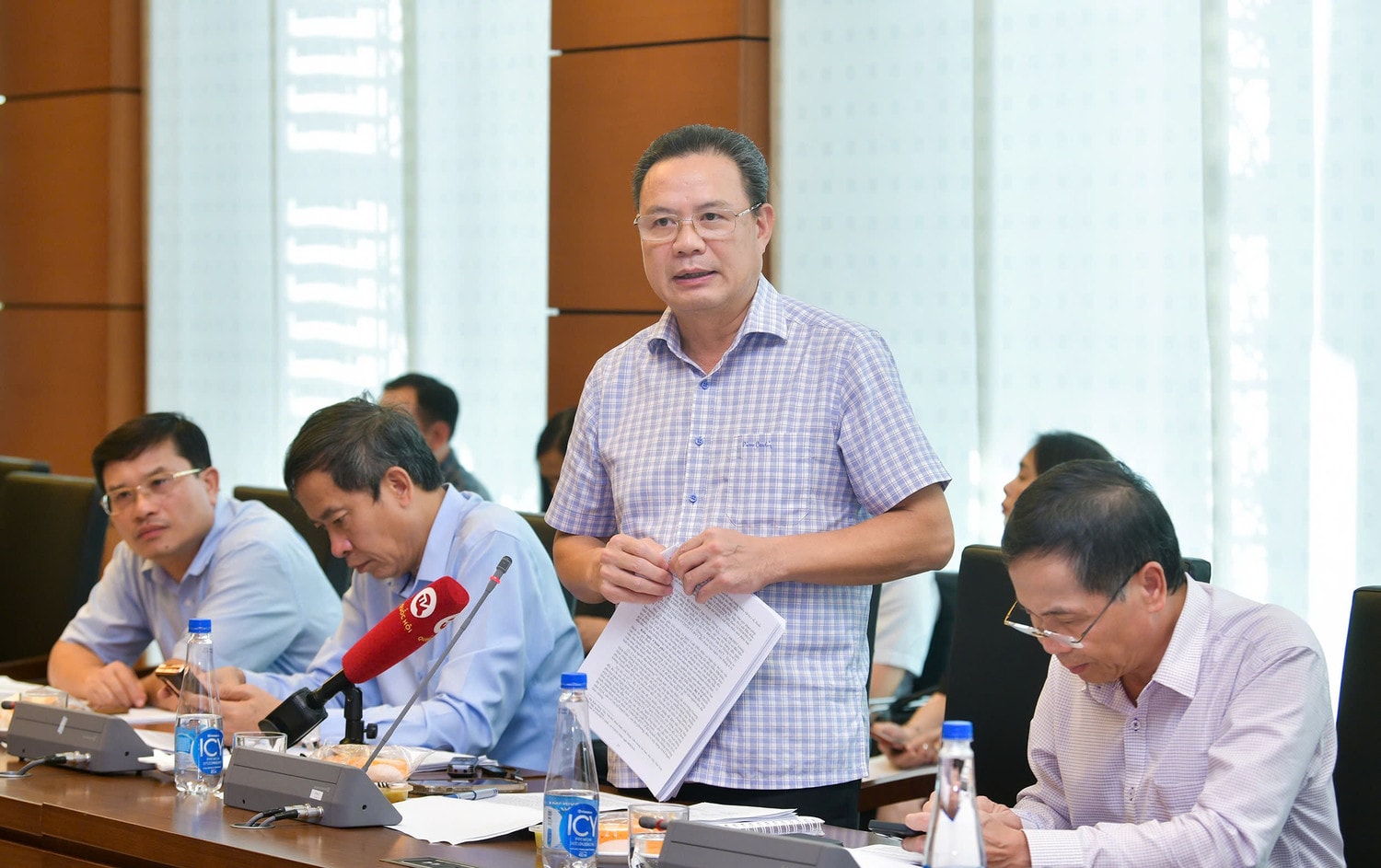 Thứ trưởng Bộ Lao động, Thương binh và Xã hội Lê Văn Thanh giải trình vấn đề cử tri kiến nghị