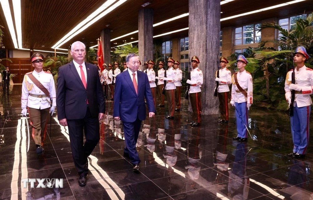 Tổng Bí thư, Chủ tịch nước Tô Lâm và Bí thư Thứ nhất Đảng Cộng sản Cuba, Chủ tịch Cuba Miguel Diaz Canel Bermudez duyệt Đội danh dự. Ảnh: Lâm Khánh/TTXVN