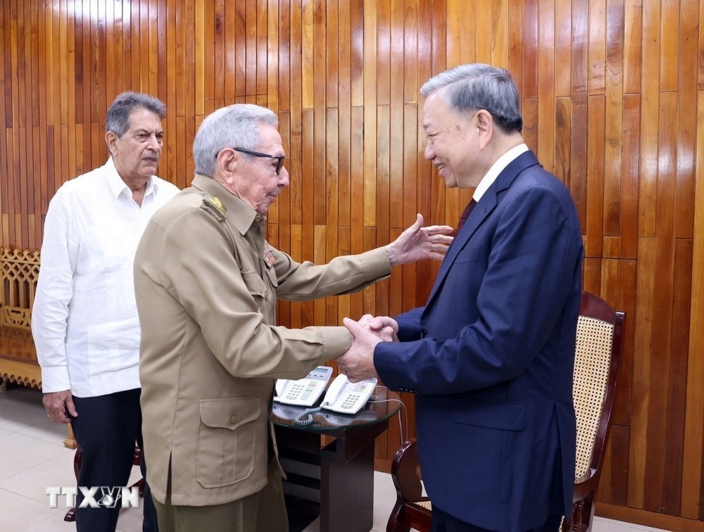 Tổng Bí thư, Chủ tịch nước Tô Lâm gặp Lãnh tụ Cách mạng Cuba, Đại tướng Raúl Castro Ruz. Ảnh: Lâm Khánh/TTXVN