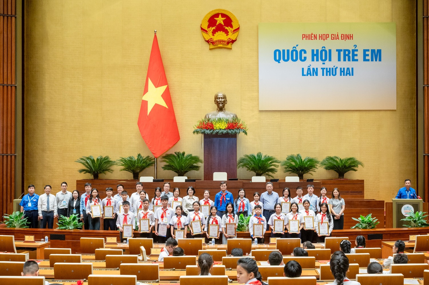 Bí thư thứ nhất Trung ương Đoàn Bùi Quang Huy và các đại biểu chụp ảnh lưu niệm cùng các đại biểu "Quốc hội trẻ em"