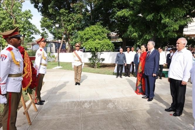 Tổng Bí thư, Chủ tịch nước Tô Lâm và phu nhân dâng hoa tại Tượng đài Chủ tịch Hồ Chí Minh ở Thủ đô La Habana, Cuba. Ảnh: Lâm Khánh/TTXVN