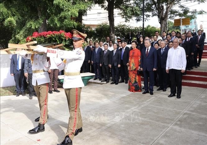 Tổng Bí thư, Chủ tịch nước Tô Lâm và phu nhân dâng hoa tại Tượng đài Chủ tịch Hồ Chí Minh ở Thủ đô La Habana, Cuba. Ảnh: Lâm Khánh/TTXVN