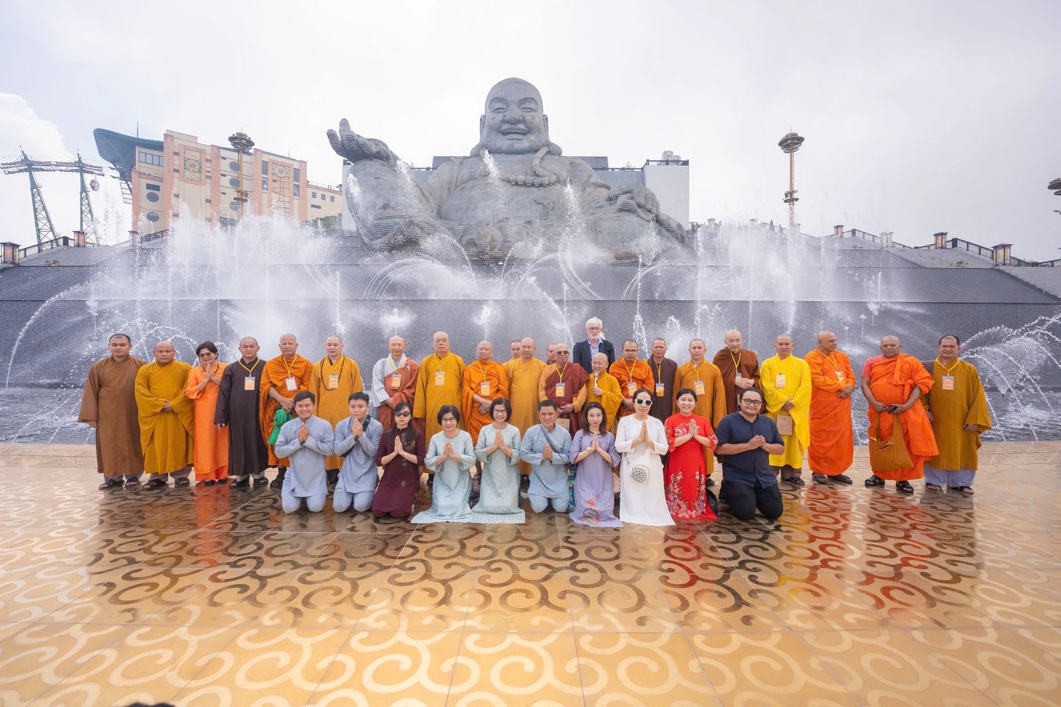 Vesak chụp lưu niệm.jpg