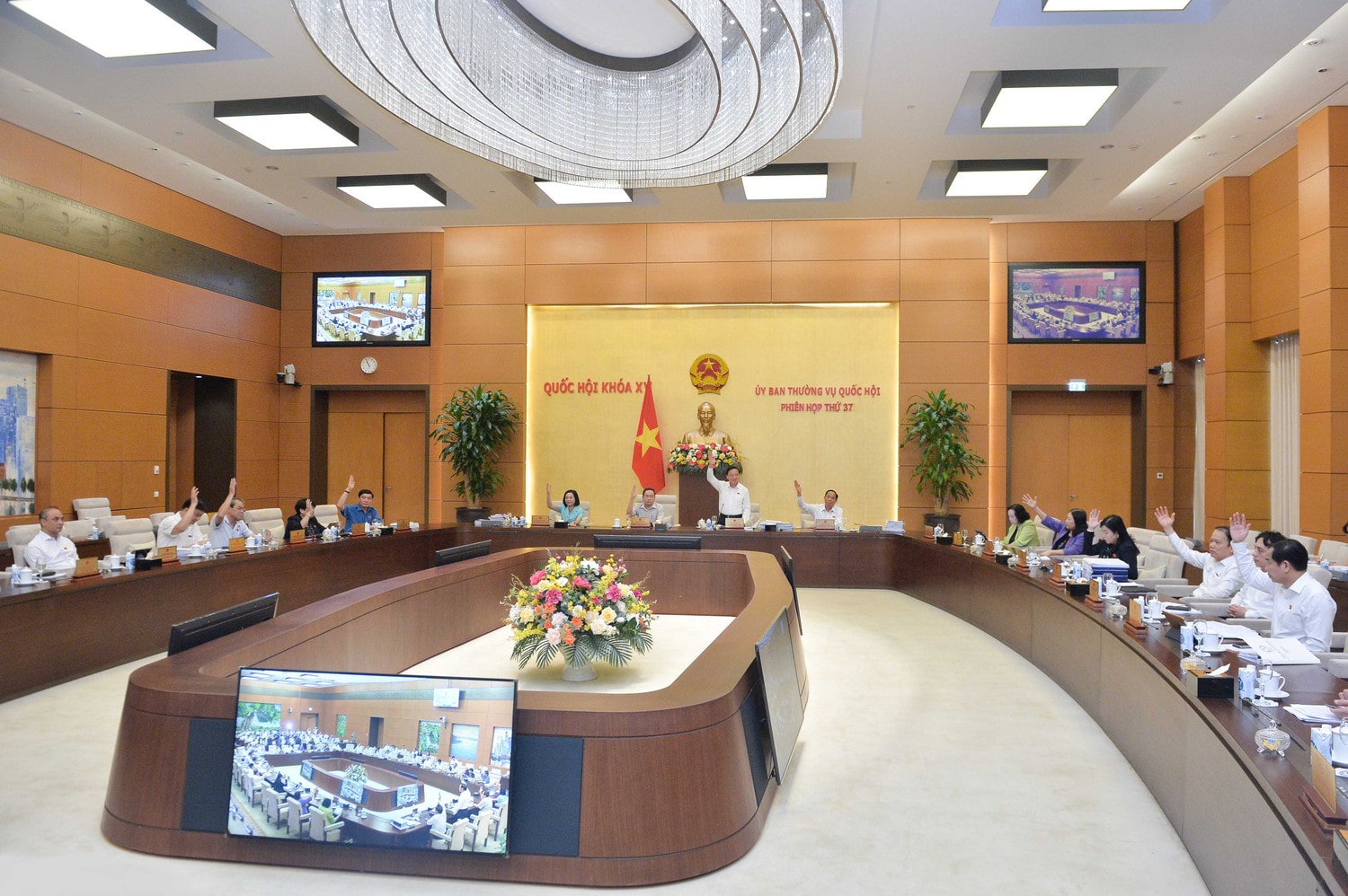 UBTVQH biểu quyết thông qua.jpg