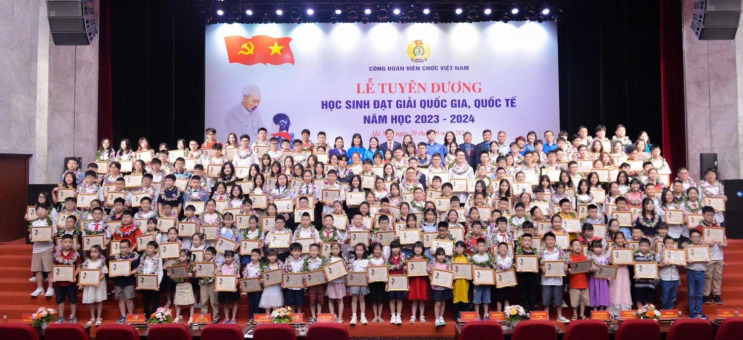 Các đại biểu chụp ảnh lưu niệm cùng toàn thể các em học sinh.jpg