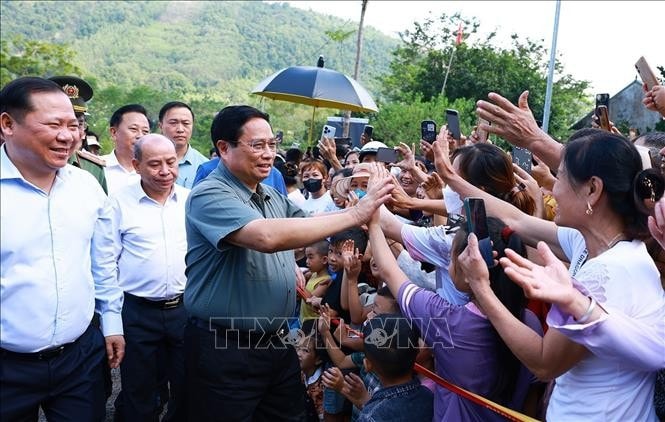 Thủ tướng Phạm Minh Chính với nhân dân vùng dự án cao tốc Hoà Bình - Mộc Châu. Ảnh: Dương Giang/TTXVN