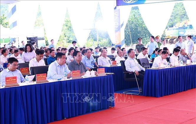 Thủ tướng Phạm Minh Chính và các đại biểu dự Lễ khởi công cao tốc Hoà Bình - Mộc Châu. Ảnh: Dương Giang/TTXVN