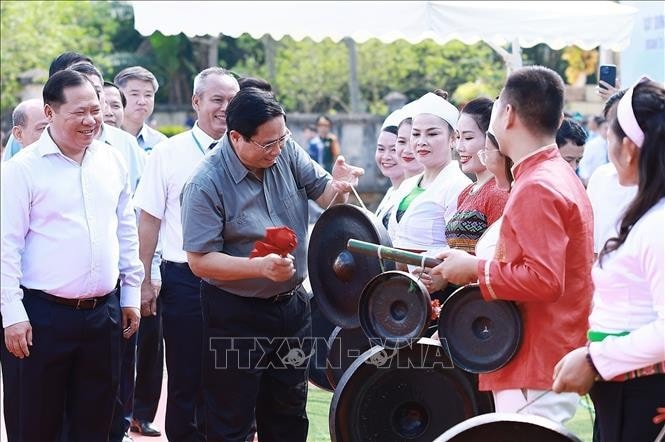 Thủ tướng Phạm Minh Chính với Nhân dân vùng dự án cao tốc Hoà Bình - Mộc Châu. Ảnh: Dương Giang/TTXVN