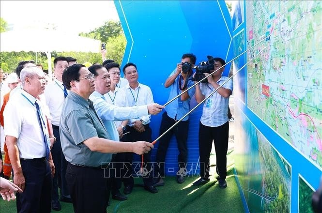Thủ tướng Phạm Minh Chính kiểm tra hướng tuyến cao tốc Hoà Bình - Mộc Châu. Ảnh: Dương Giang/TTXVN