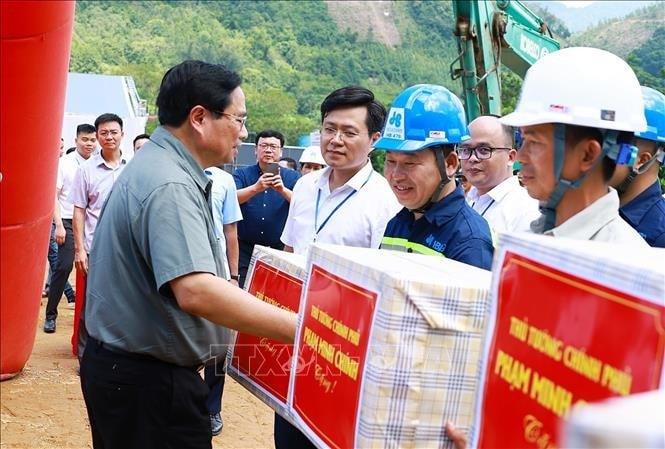 Thủ tướng Phạm Minh Chính tặng quà các đơn vị thi công cao tốc Hoà Bình - Mộc Châu. Ảnh: Dương Giang/TTXVN