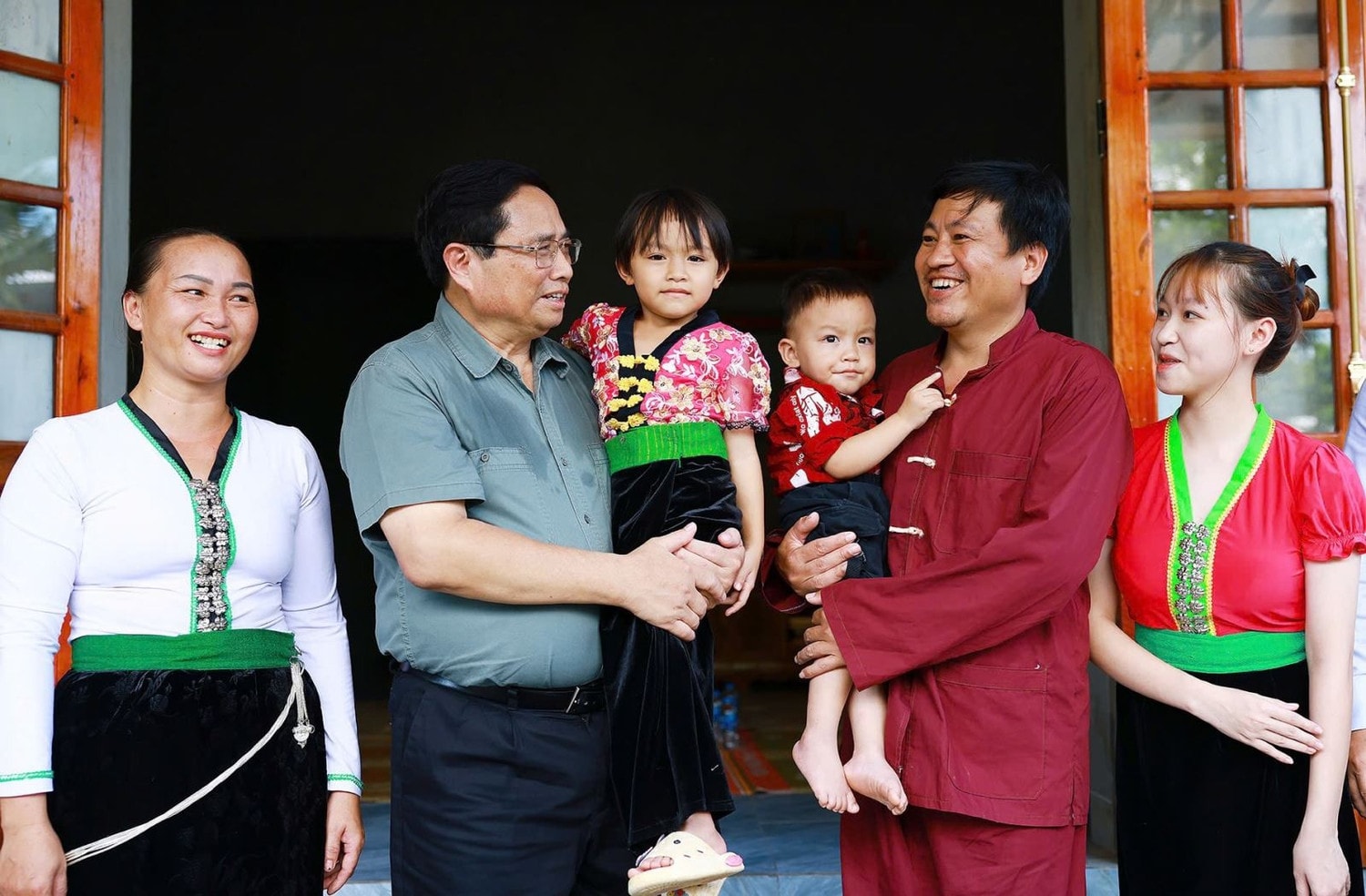 Thủ tướng Phạm Minh Chính thăm gia đình có nhà ở mới từ phong trào chung tay xóa nhà tạm, nhà dột nát. Ảnh: Dương Giang/TTXVN