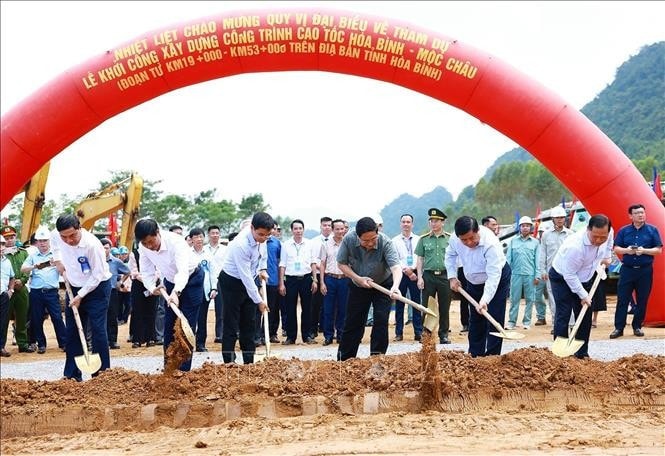 Thủ tướng Phạm Minh Chính và các đại biểu khởi công cao tốc Hoà Bình - Mộc Châu. Ảnh: Dương Giang/TTXVN