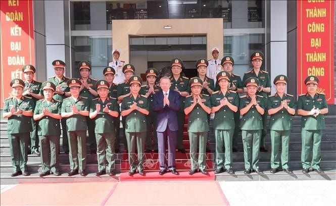 Tổng Bí thư, Chủ tịch nước Tô Lâm với lãnh đạo Bộ Quốc phòng và cán bộ, chỉ huy Tổng cục II chụp ảnh lưu niệm. Ảnh: Trí Dũng/TTXVN
