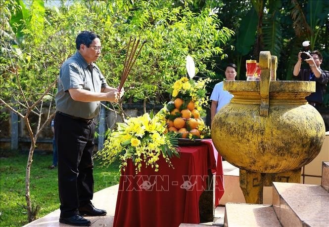 Thủ tướng Phạm Minh Chính dâng hương tại Đài tưởng niệm Chiến khu căn cứ cách mạng Giằng Xèo. Ảnh: Dương Giang/TTXVN