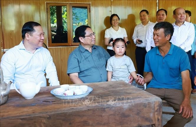 Thủ tướng Phạm Minh Chính thăm đối tượng chính sách có nhà ở mới từ phong trào xoá nhà tạm, nhà dột nát tại xã Hiền Lương, huyện Đà Bắc, tỉnh Hoà Bình. Ảnh: Dương Giang/TTXVN