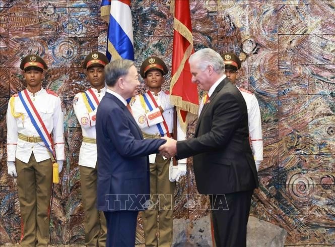 Chủ tịch Cuba Miguel Diaz Canel Bermudez (bên phải) nồng nhiệt chúc mừng Tổng Bí thư, Chủ tịch nước Tô Lâm. Ảnh: Lâm Khánh/TTXVN
