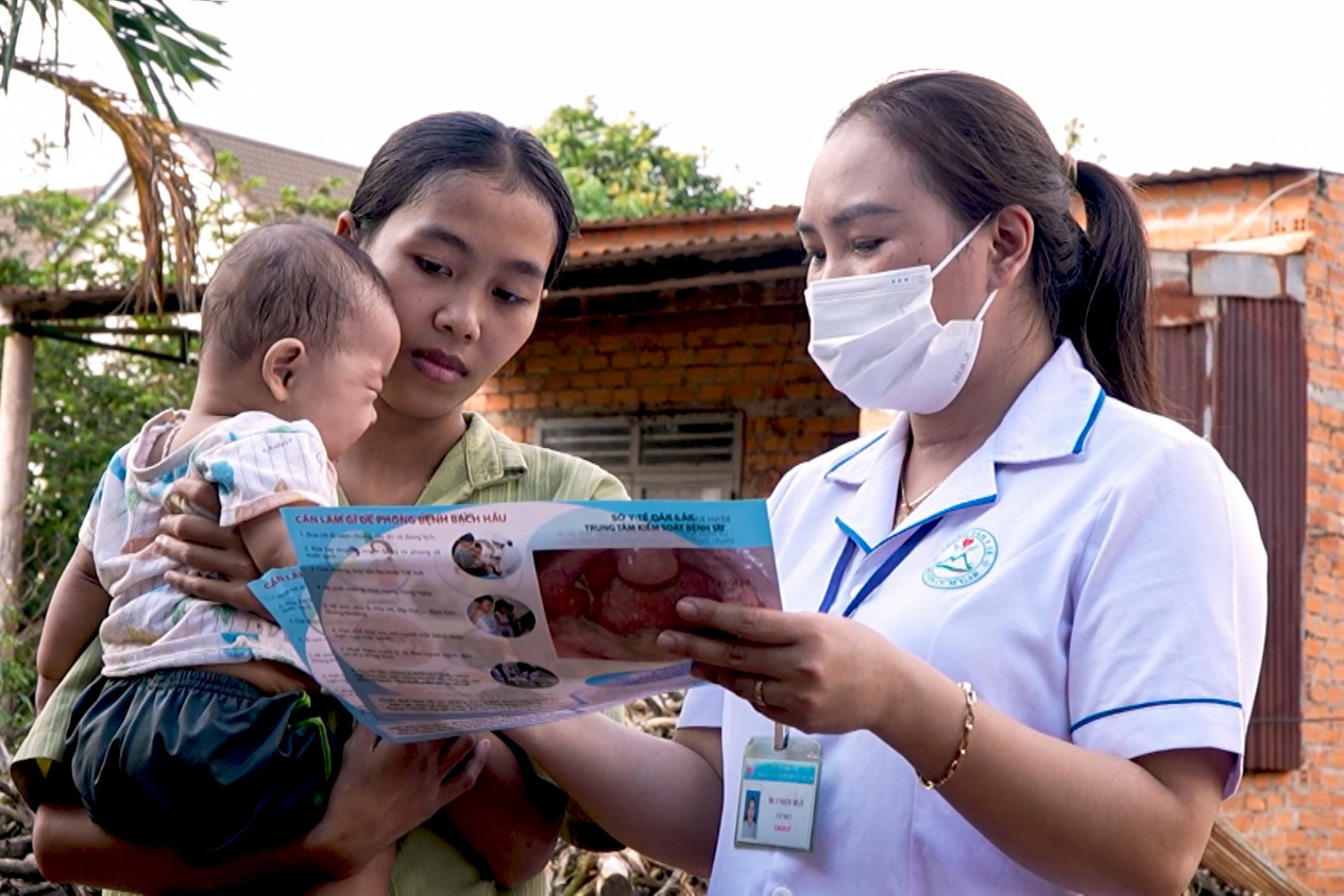 Việc vận động, tuyên truyền bà con là người đồng bào dân tộc thiểu số cho trẻ đi tiêm phòng gặp nhiều khó khăn vì tâm lý chủ quan