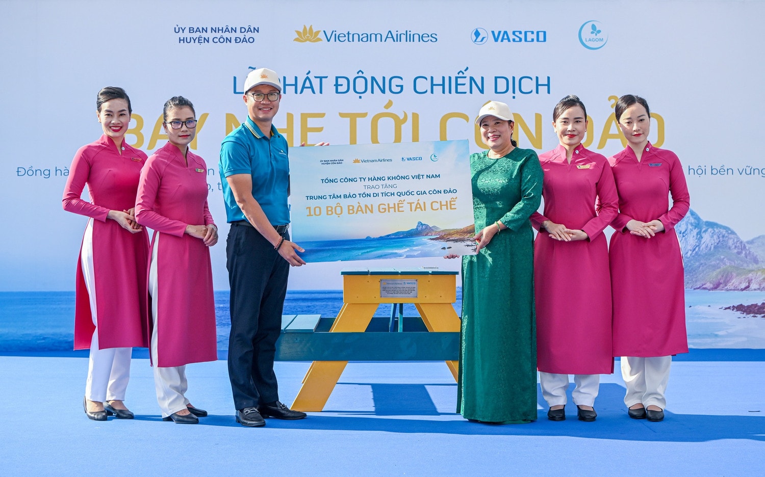Đại diện Vietnam Airlines trao tặng món quà đặc biệt ý nghĩa là 10 bộ bàn ghế được tái chế từ chính rác thải nhựa đã được thu gom tại huyện đảo. Ảnh VNA.jpg