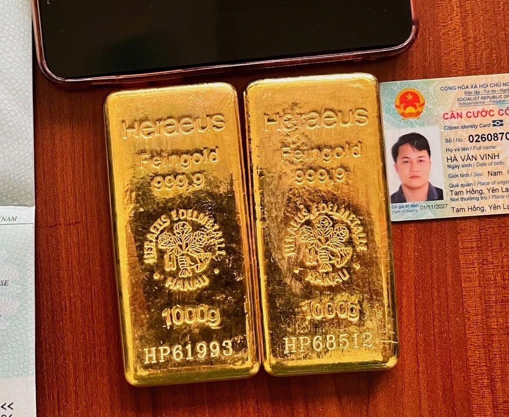 tang vật vàng 2 kg vàng giấy thông hành và căn cước của Hà Văn Vinh.jpg