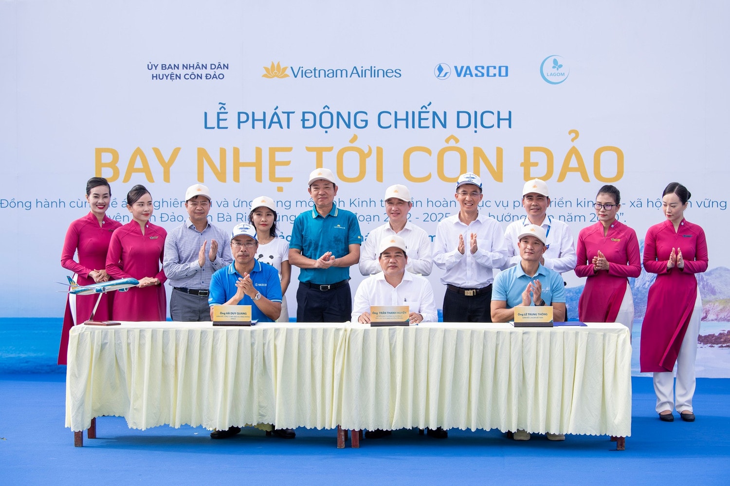 UBND huyện Côn Đảo, Vietnam Airlines và công ty Lagom Việt Nam đã ký kết Biên bản ghi nhớ. Ảnh VNA.jpg