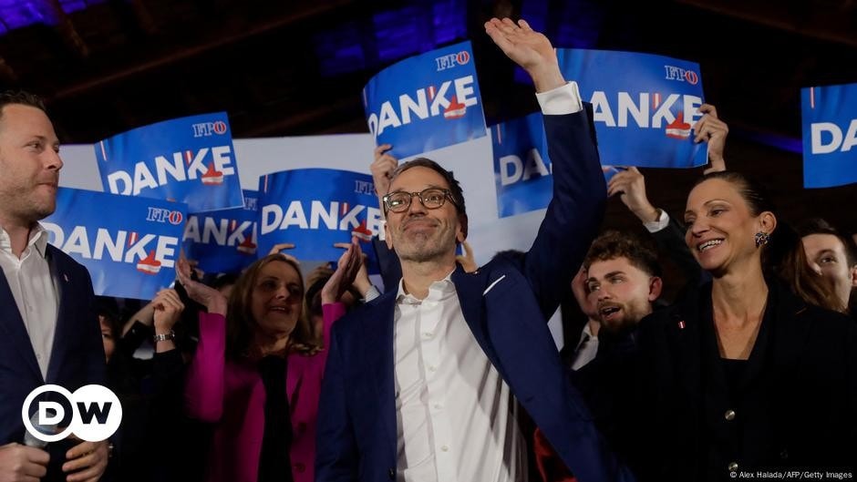 FPÖ leader Herbert Kickl (c) and his party call for a 'Fortress Austria' and decry unregulated migration. Image: Alex Halada/AFP/Getty Images oil-barrels.jpg