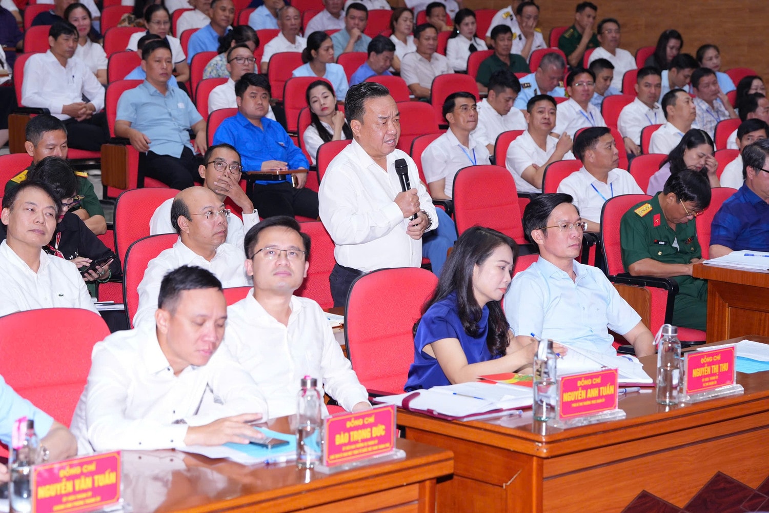 Lãnh đạo Sở Giao thông Vận tải thông tin, giải đáp thắc mắc của cử tri. Ảnh: Đàm Thanh