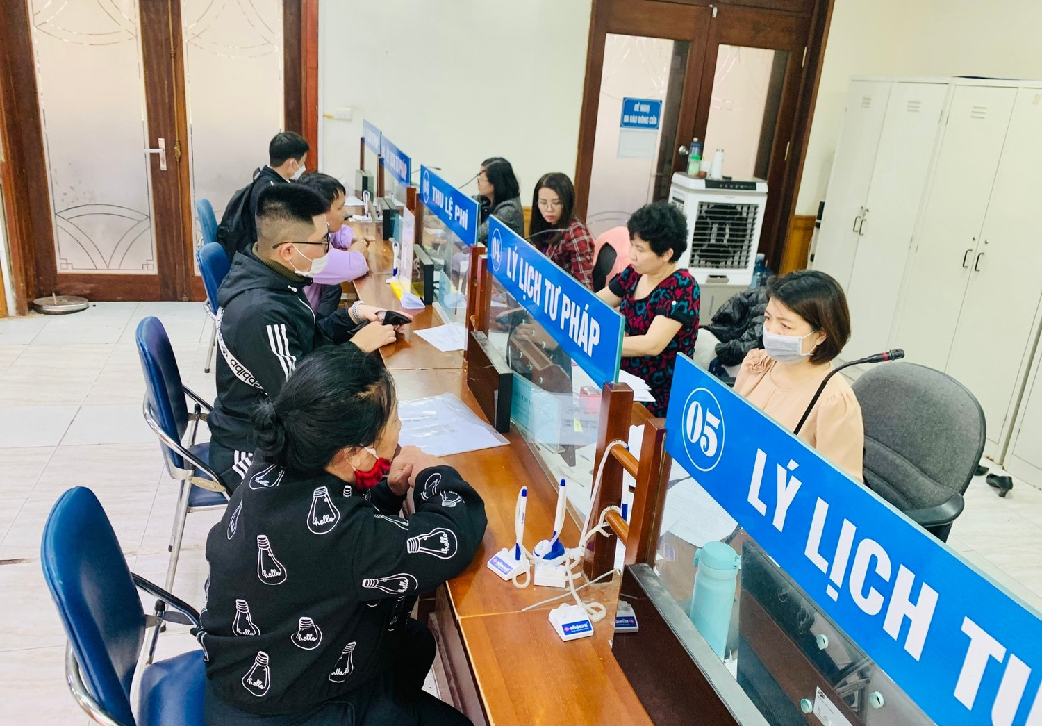 Người dân thực hiện thủ tục cấp Phiếu lý lịch tư pháp tại Sở Tư pháp. Nguồn: ITN