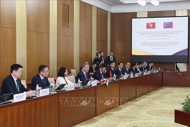 Tổng Bí thư, Chủ tịch nước Tô Lâm và Đoàn cấp cao Việt Nam tại cuộc hội đàm với Tổng thống Mông Cổ Ukhnaagiin Khurelsukh. Ảnh: Trí Dũng/TTXVN