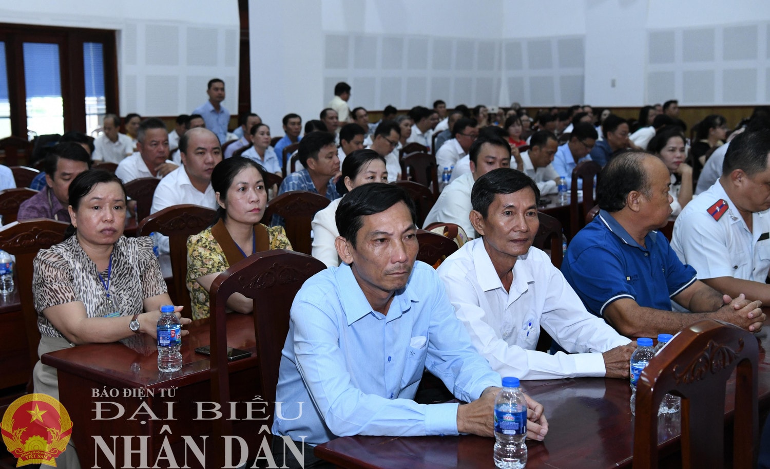 Các cử tri tham gia cuộc tiếp xúc cử tri. Ảnh: Lâm Hiển