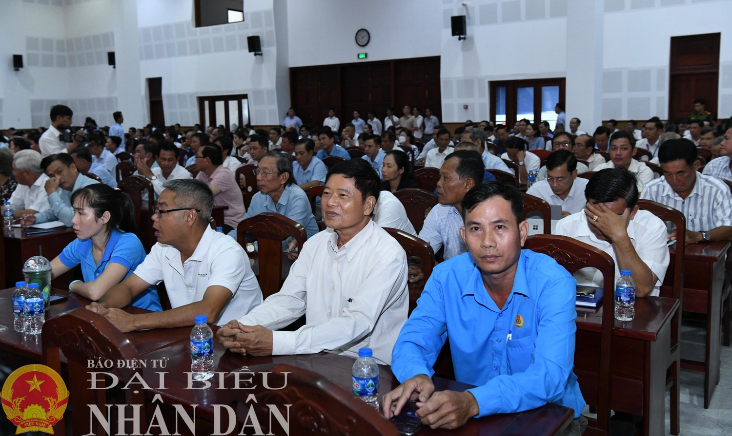 Các cử tri tham gia cuộc tiếp xúc3.JPG