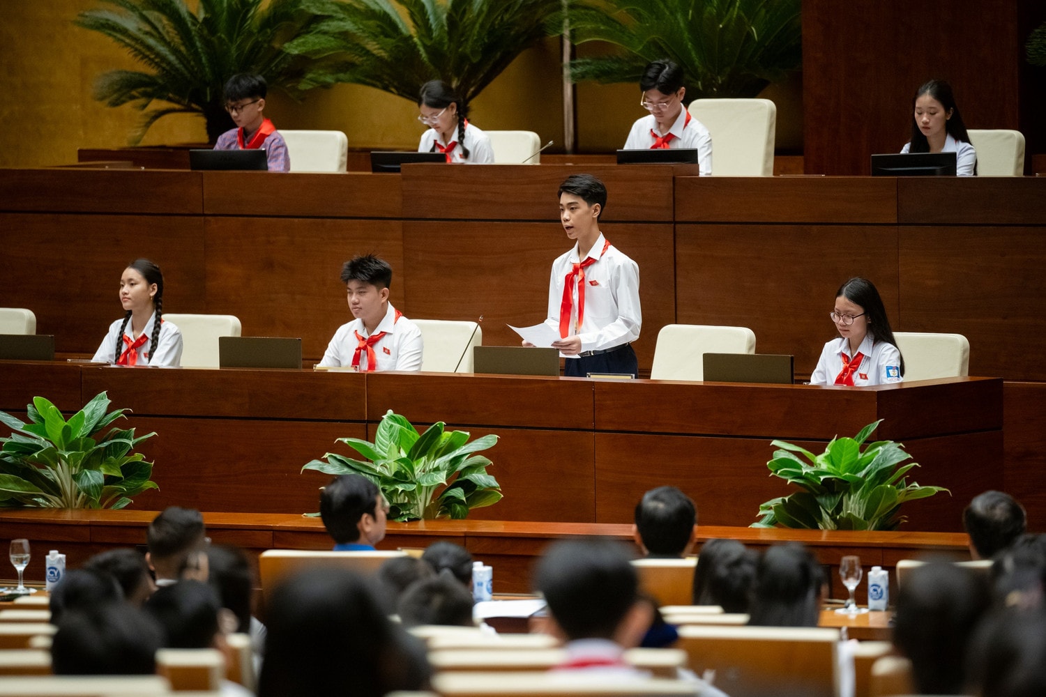 Chất vấn.jpg