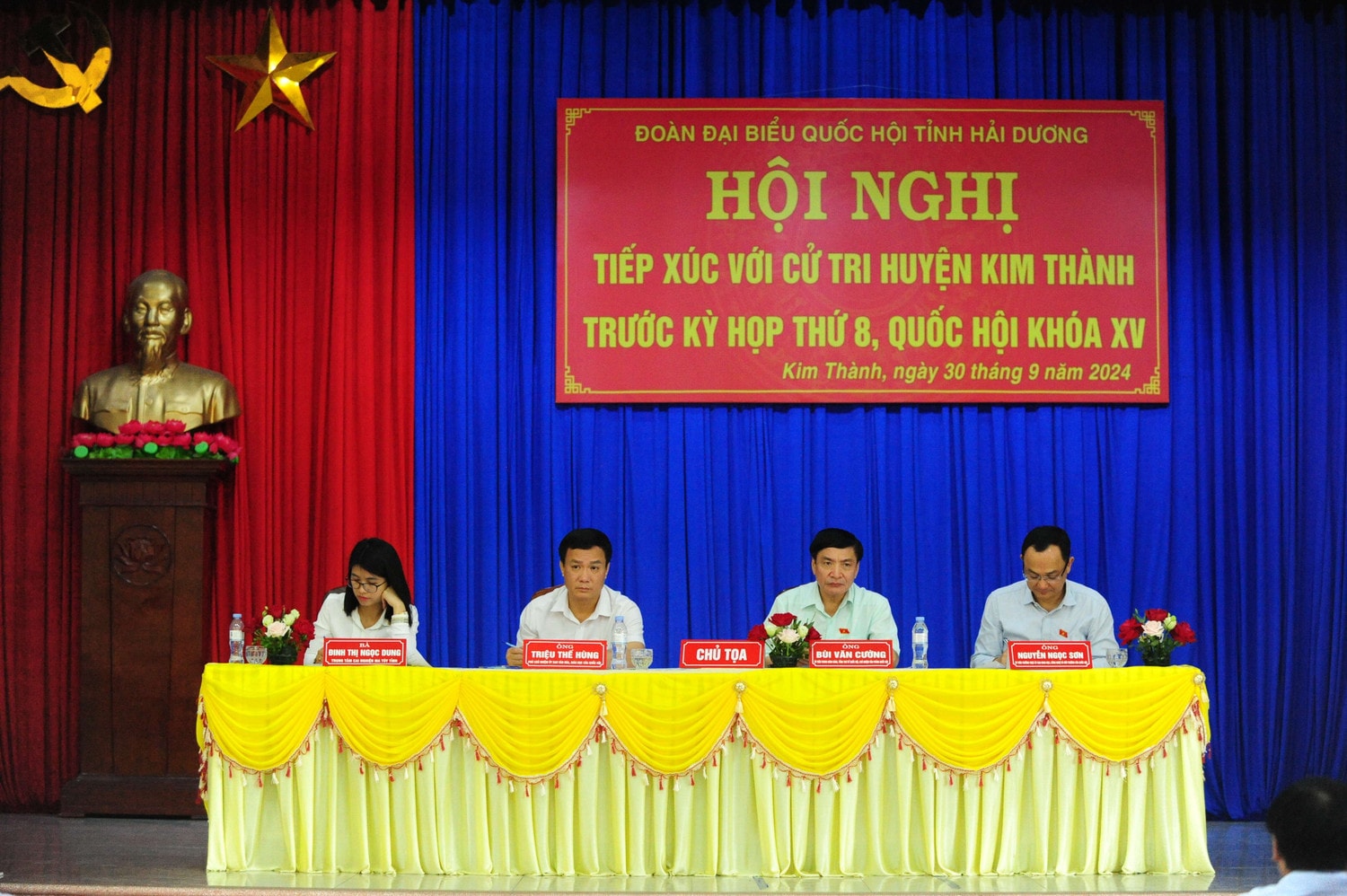 Tổng Thư ký Quốc hội, Chủ nhiệm Văn phòng Quốc hội Bùi Văn Cường cùng các đại biểu Đoàn ĐBQH tỉnh Hải Dương tại cuộc tiếp xúc cử tri