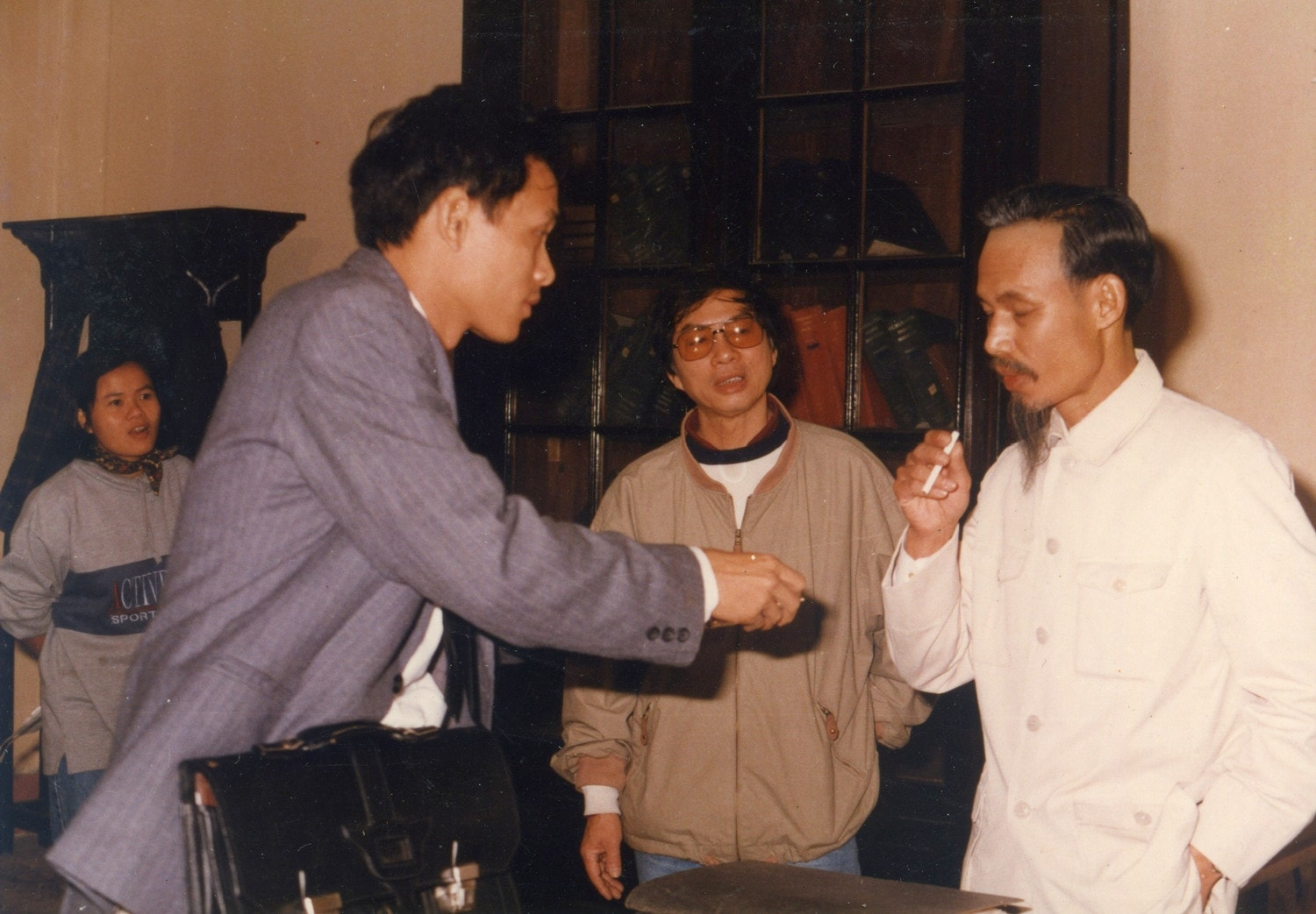Đạo diễn, NSND Đặng Nhật Minh chỉ đạo làm phim “Hà Nội mùa đông 46”. Từ phải sang: diễn viên Tiến Hợi trong vai Chủ tịch Hồ Chí Minh; Đạo diễn, NSND Đặng Nhật Minh; diễn viên Ngô Quang Hải trong vai Lâm; Phó Đạo diễn Nhuệ Giang. Ảnh: ĐPCC