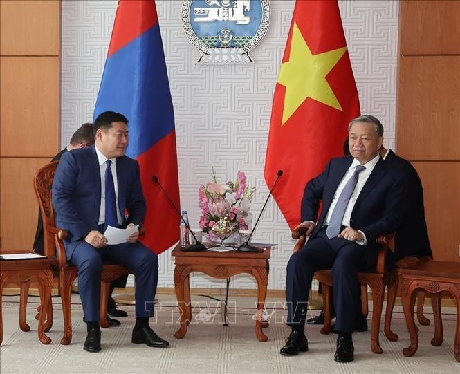 Tổng Bí thư, Chủ tịch nước Tô Lâm hội kiến Thủ tướng Mông Cổ Luvsannamsrain Oyun-Erdene. Ảnh: Trí Dũng/TTXVN