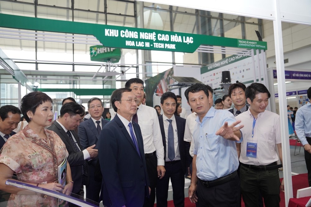 Bộ trưởng Huỳnh Thành Đạt thăm quan các gian hàng giới thiệu sản phẩm công nghệ tại sự kiện