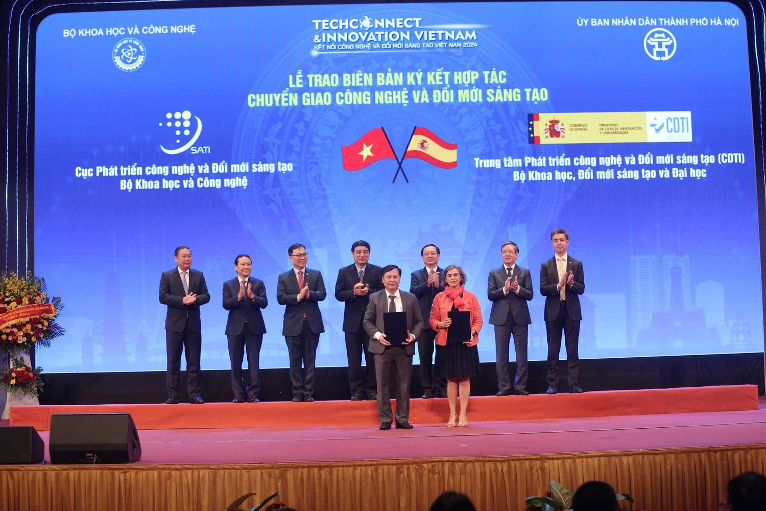 Trao văn bản ký kết giữa Cục Phát triển công nghệ và Đổi mới sáng tạo và Trung tâm phát triển công nghệ (CDTI)
