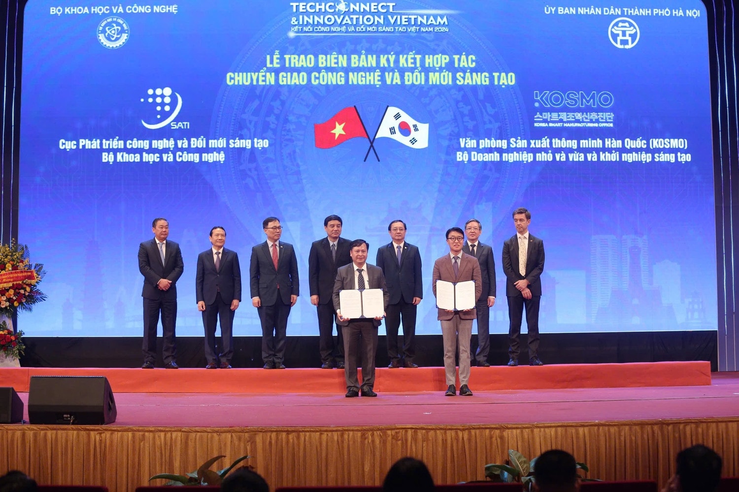 Trao văn bản ký kết giữa Cục Phát triển công nghệ và Đổi mới sáng tạo và Văn phòng Sản xuất thông minh Hàn Quốc (KOSMO)