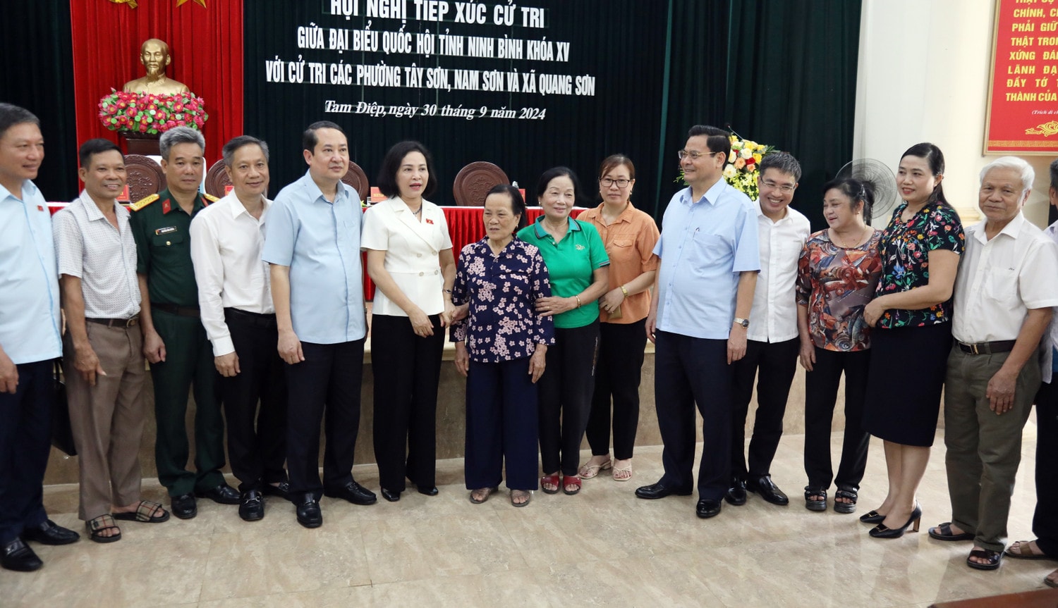 Phó Chủ tịch Quốc hội Nguyễn Thị Thanh trao đổi với các cử tri dự hội nghị