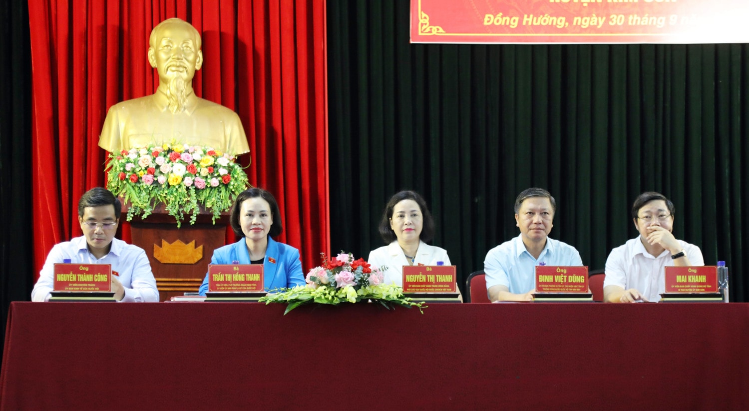 Phó Chủ tịch Quốc hội Nguyễn Thị Thanh và các ĐBQH tại cuộc tiếp xúc cử tri