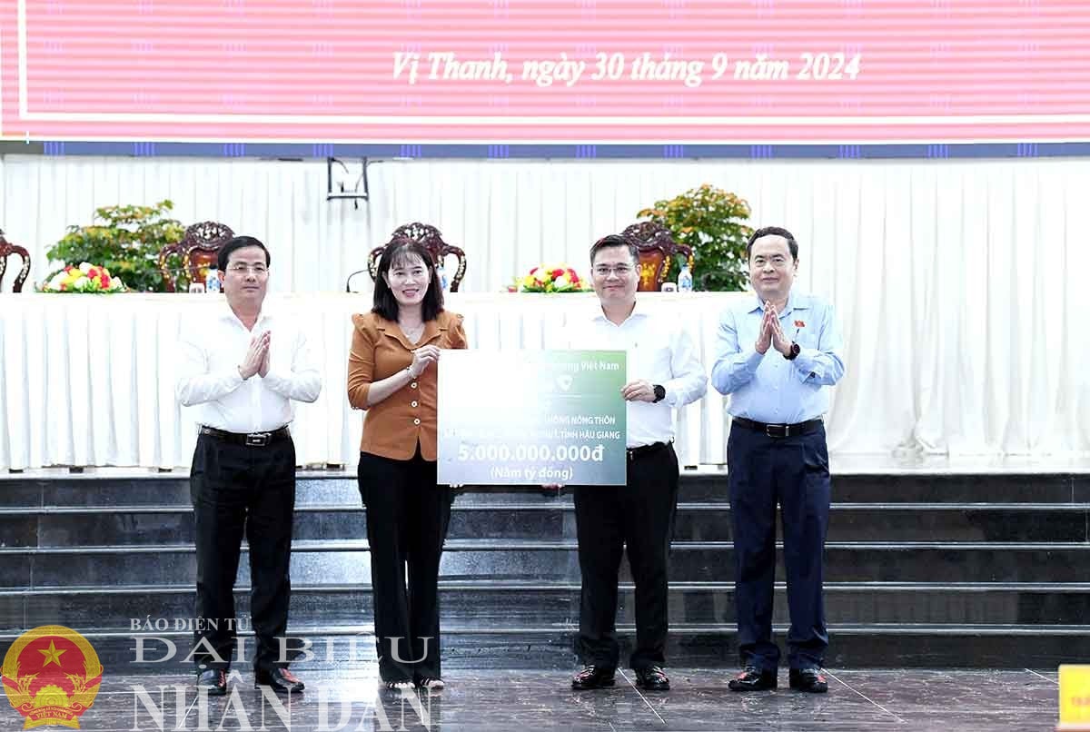 Chủ tịch Quốc hội Trần Thanh Mẫn chứng kiến Ngân hàng Vietcombank trao tượng trưng 5 tỷ đồng để hỗ trợ làm đường giao thông nông thôn tại huyện Vị Thủy