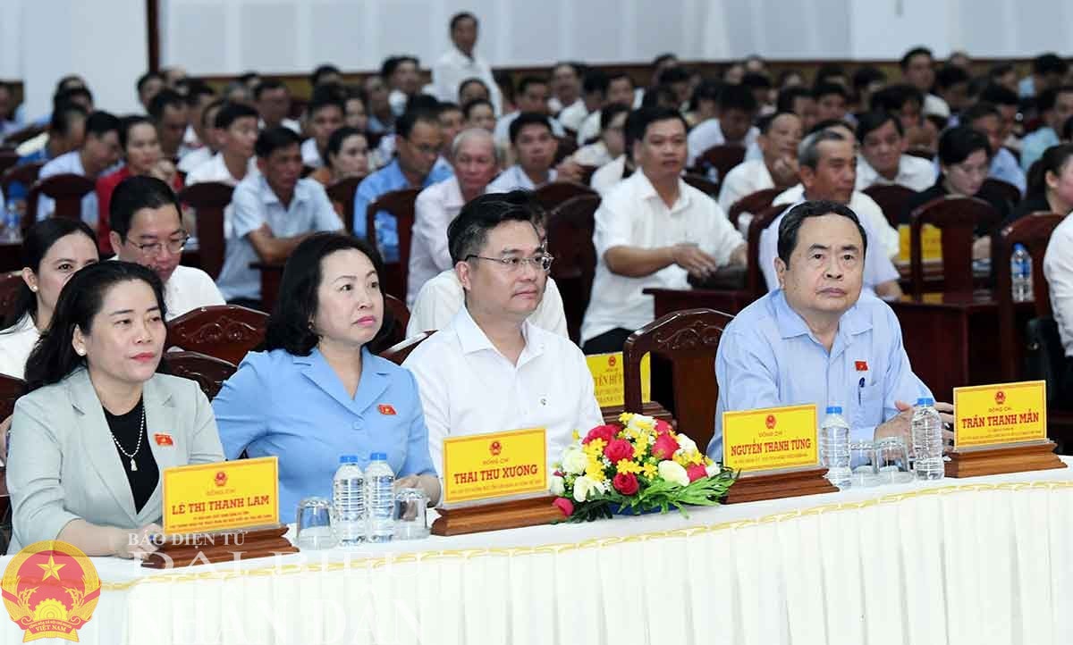 Chủ tịch Quốc hội Trần Thanh Mẫn và các đại biểu dự cuộc tiếp xúc cử tri tại thành phố Vị Thanh, Hậu Giang. Ảnh: Lâm Hiển