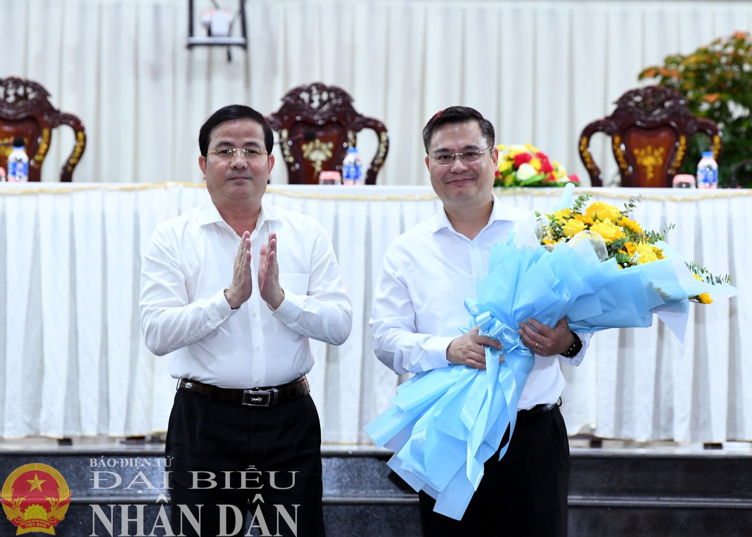 Phó Bí thư Thường trực Tỉnh ủy, Chủ tịch HĐND tỉnh Hậu Giang Trần Văn Huyến tặng hoa cho đại diện Ngân hàng Vietcombank. Ảnh: Lâm Hiển