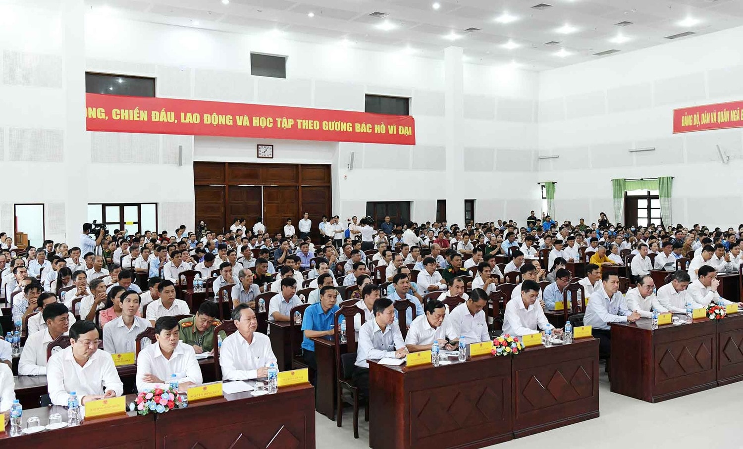 dai-bieu-a2.jpg