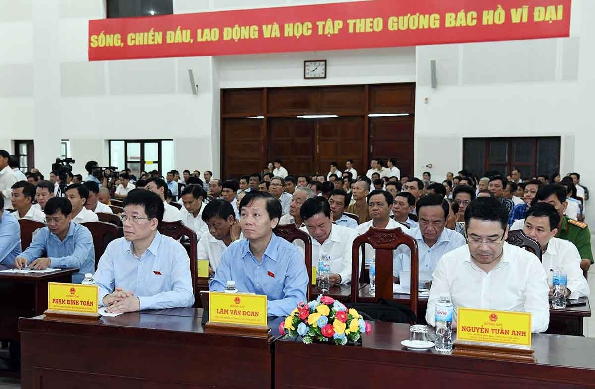 Phó Chủ nhiệm Thường trực Văn phòng Quốc hội Phạm Đình Toản; Phó Chủ nhiệm Ủy ban Xã hội Lâm Văn Đoan; Phó Trưởng Ban Công tác đại biểu thuộc Ủy ban Thường vụ Quốc hội Nguyễn Tuấn Anh cùng các đại biểu dự hội nghị. Ảnh: Lâm Hiển
