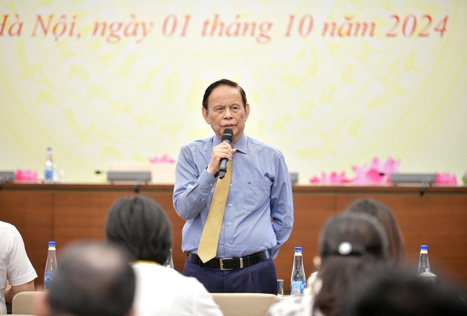 PGS.TS Nguyễn Hồng Vinh trao đổi với các phóng viên, biên tập viên.jpg