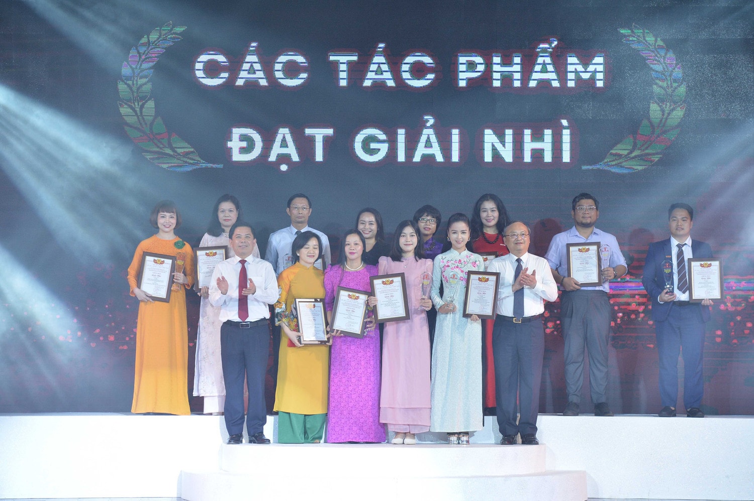 Bí thư Đảng ủy Khối các cơ quan Trung ương Nguyễn Văn Thể và Tổng Giám đốc VOV trao cho các tác phẩm đạt giải nhì.jpg