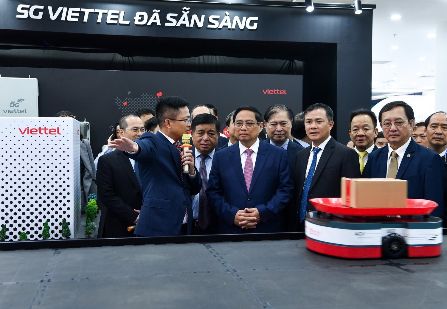Thç t°Ûng Chính phç Ph¡m Minh Chính th m gian hàng Viettel t¡i Ngày hÙi Õi mÛi sáng t¡o ViÇt Nam 2024.jpg