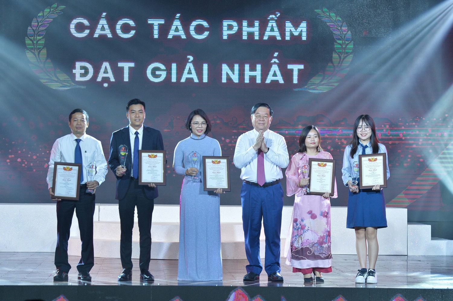 Trưởng Ban Tuyên giáo Trung ương Nguyễn Trọng Nghĩa trao giải nhất.jpg