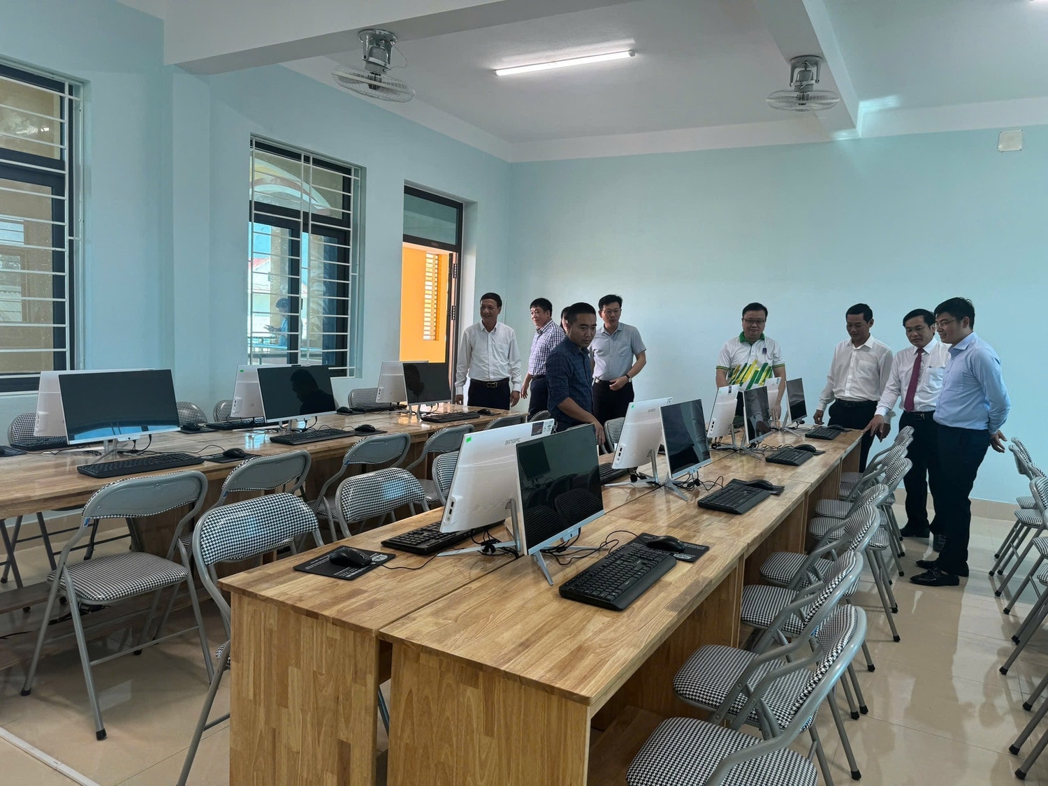 Phòng học được trang bị đầy đủ thiết bị dạy và học.jpg
