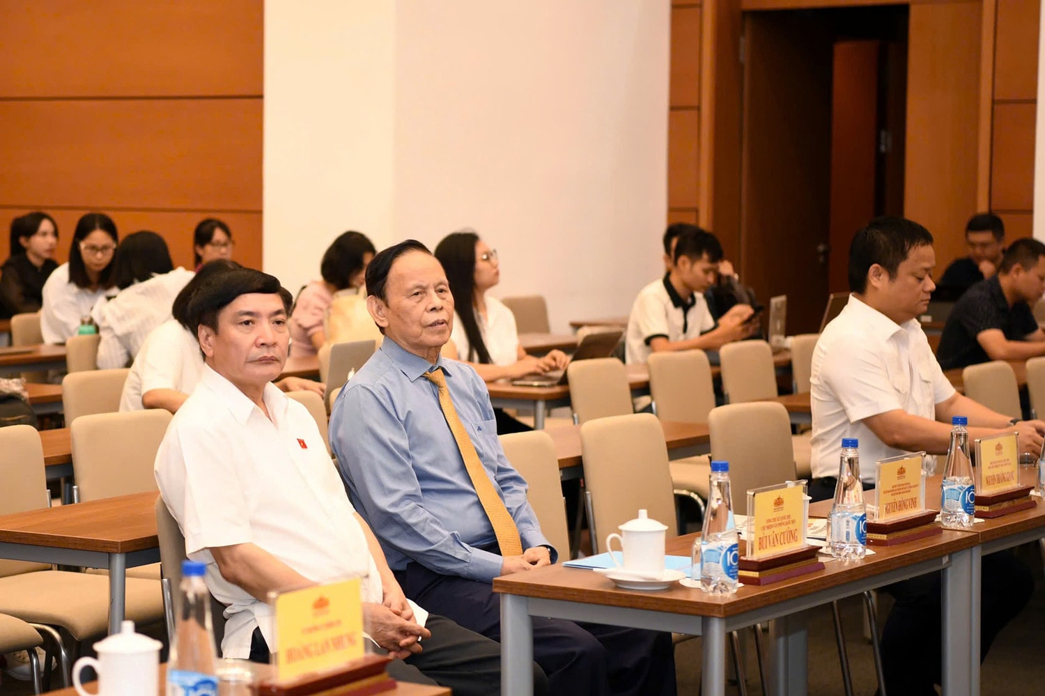 Các đại biểu tham dự phiên họp.jpg